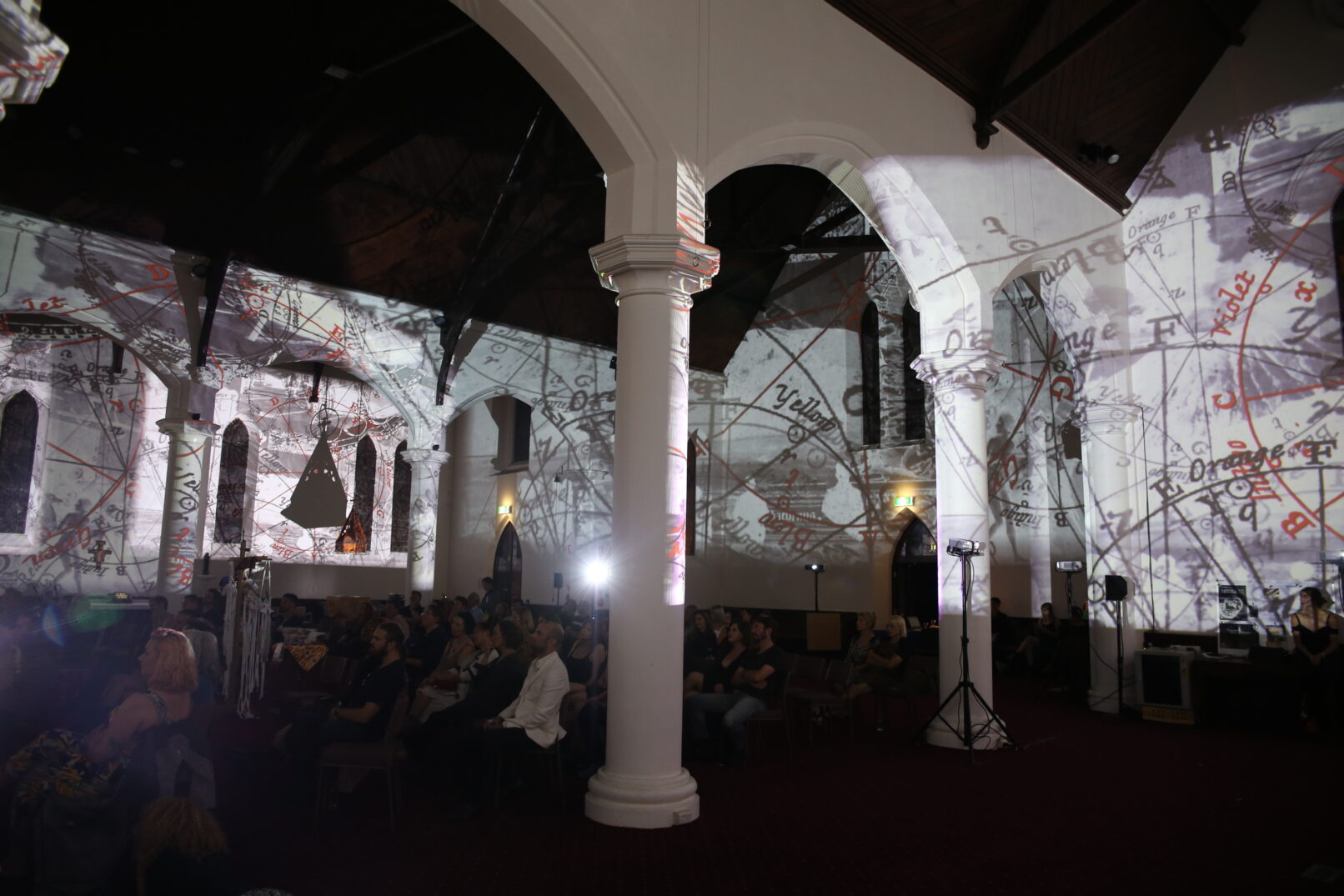 Immersive projections over a live audience